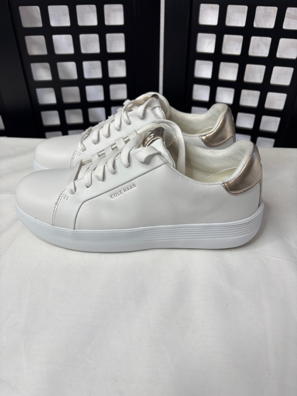 🤍 Cole Haan Grand Crosscourt 9C Sneakers Women's White Leather Gold Casual 🤍 - Picture 3 of 9